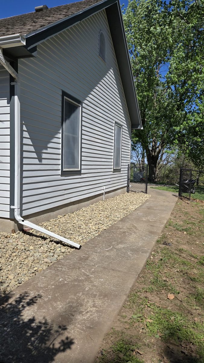 Finished foundation bed with river rock and clean edging